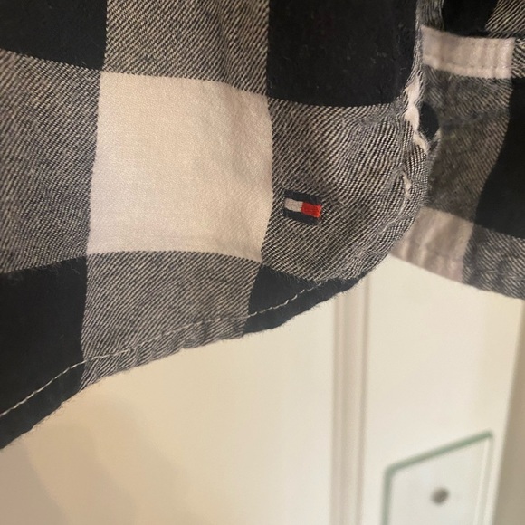 Women’s Tommy Hillfinger flannel
Size M - Picture 4 of 4
